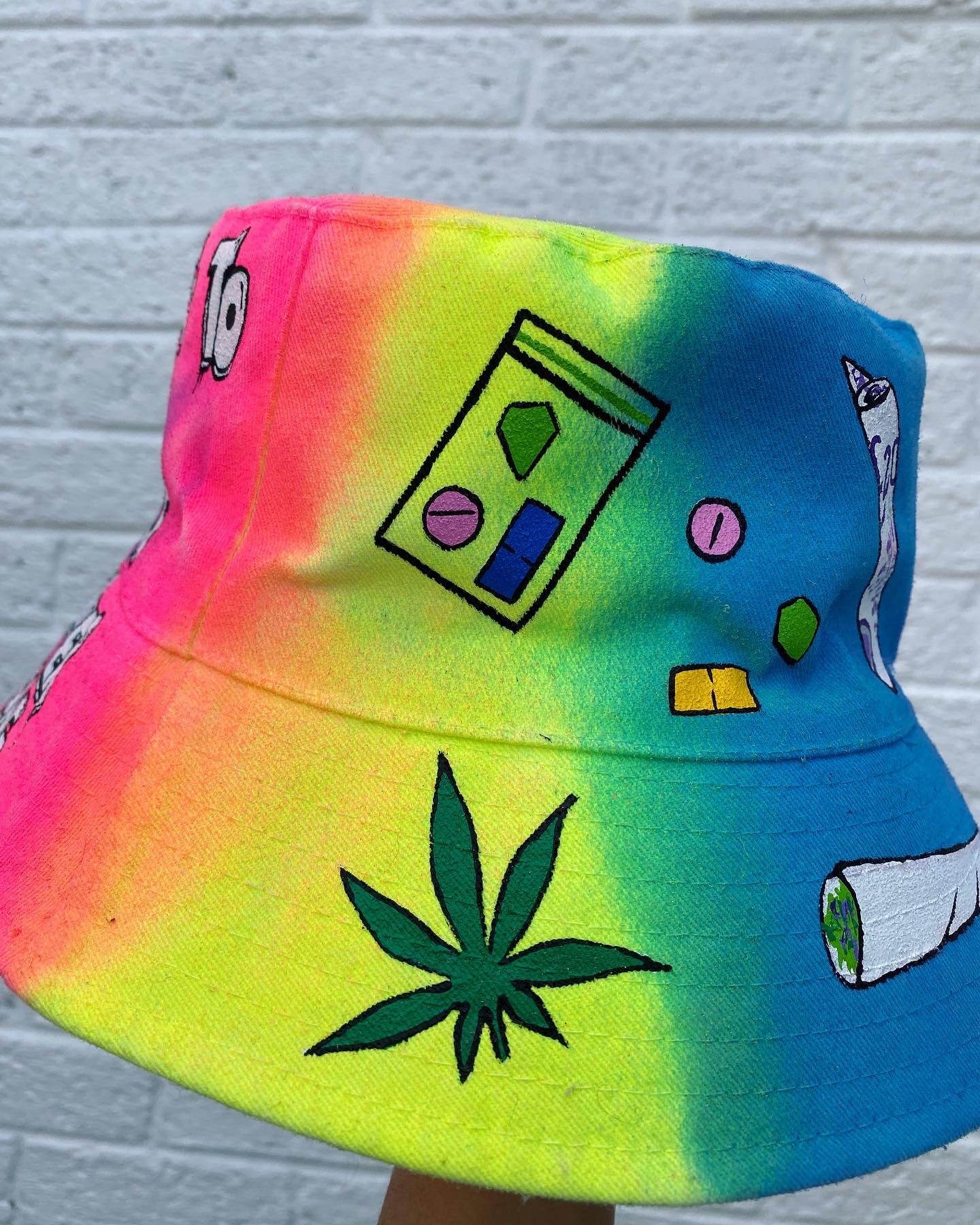 ‘zLYING TO THE PIGS’ bucket hat