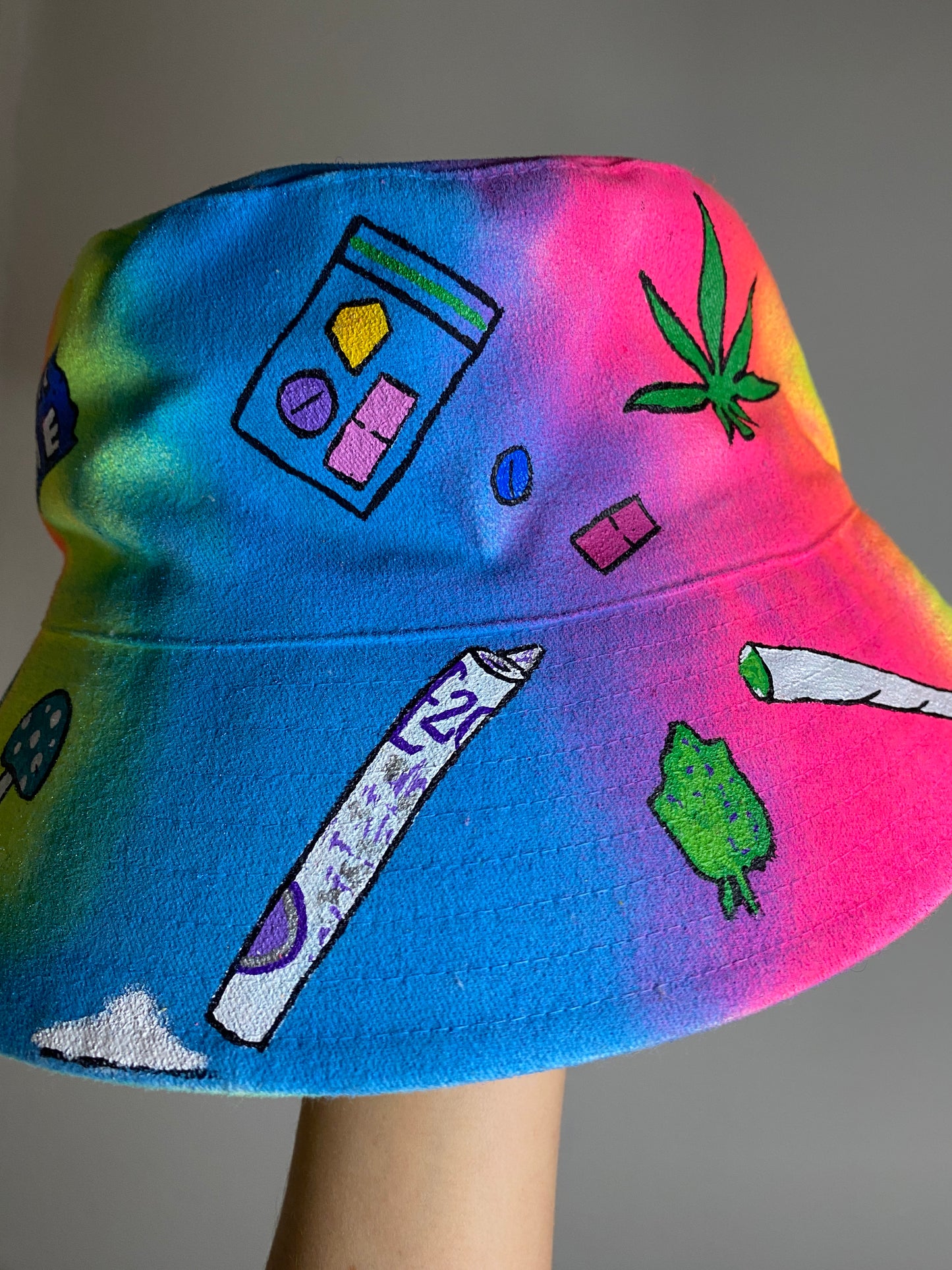 ‘zNEVER STOP THE F*CKIN RAVE’ bucket hat