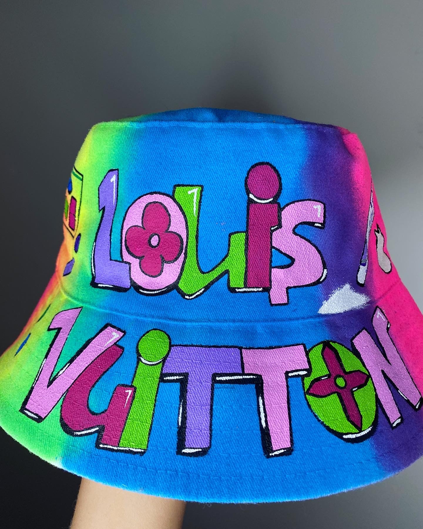 ‘zMD*MA GOT ME FEELING’ bucket hat