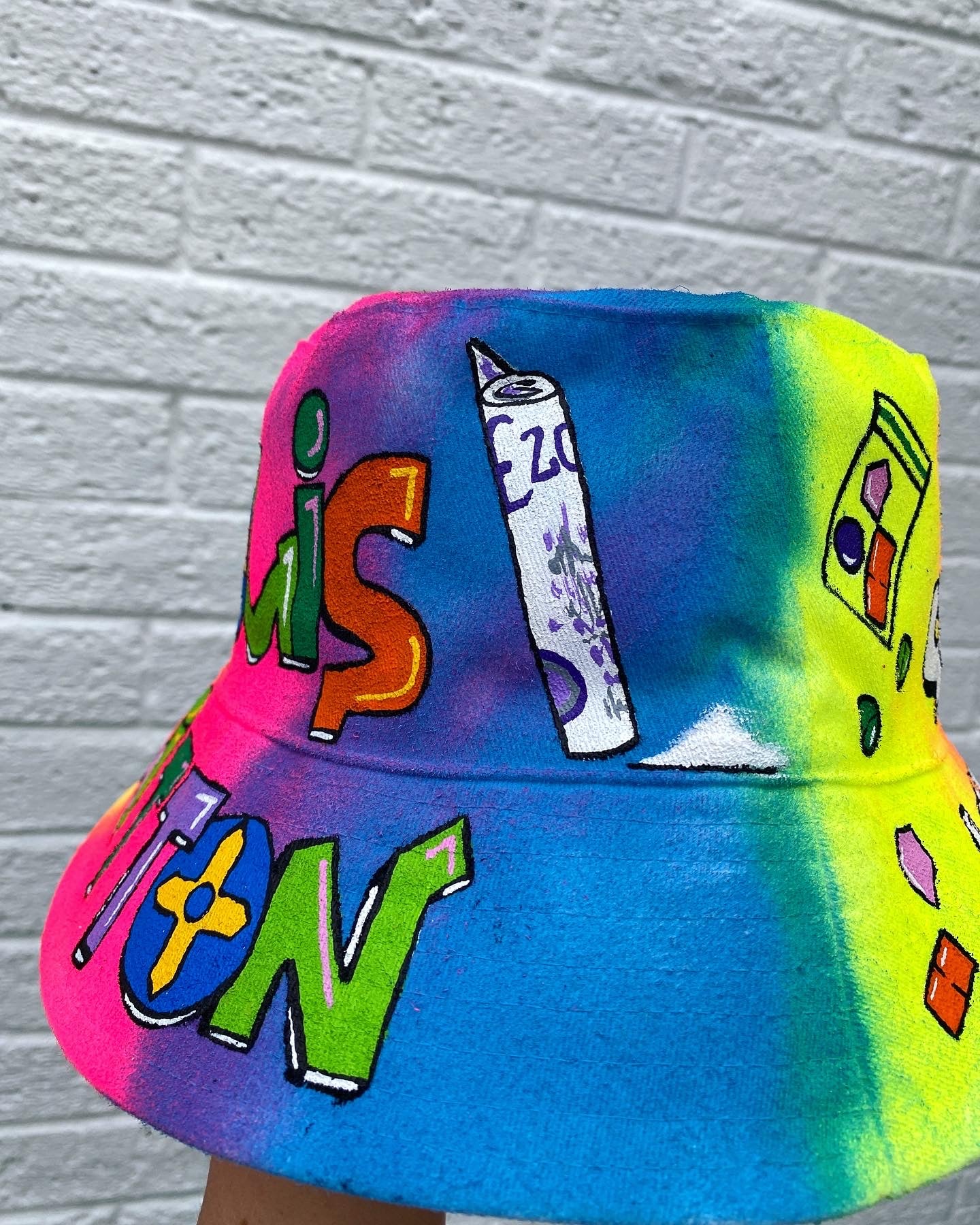 ‘zLOUISXC0KEWH*RE’ bucket hat