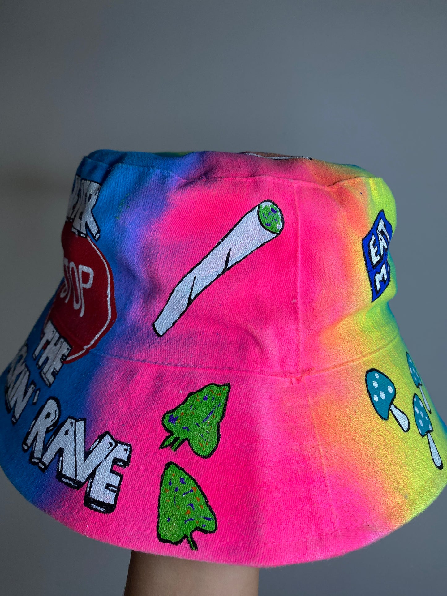 ‘zNEVER STOP THE F*CKIN RAVE’ bucket hat