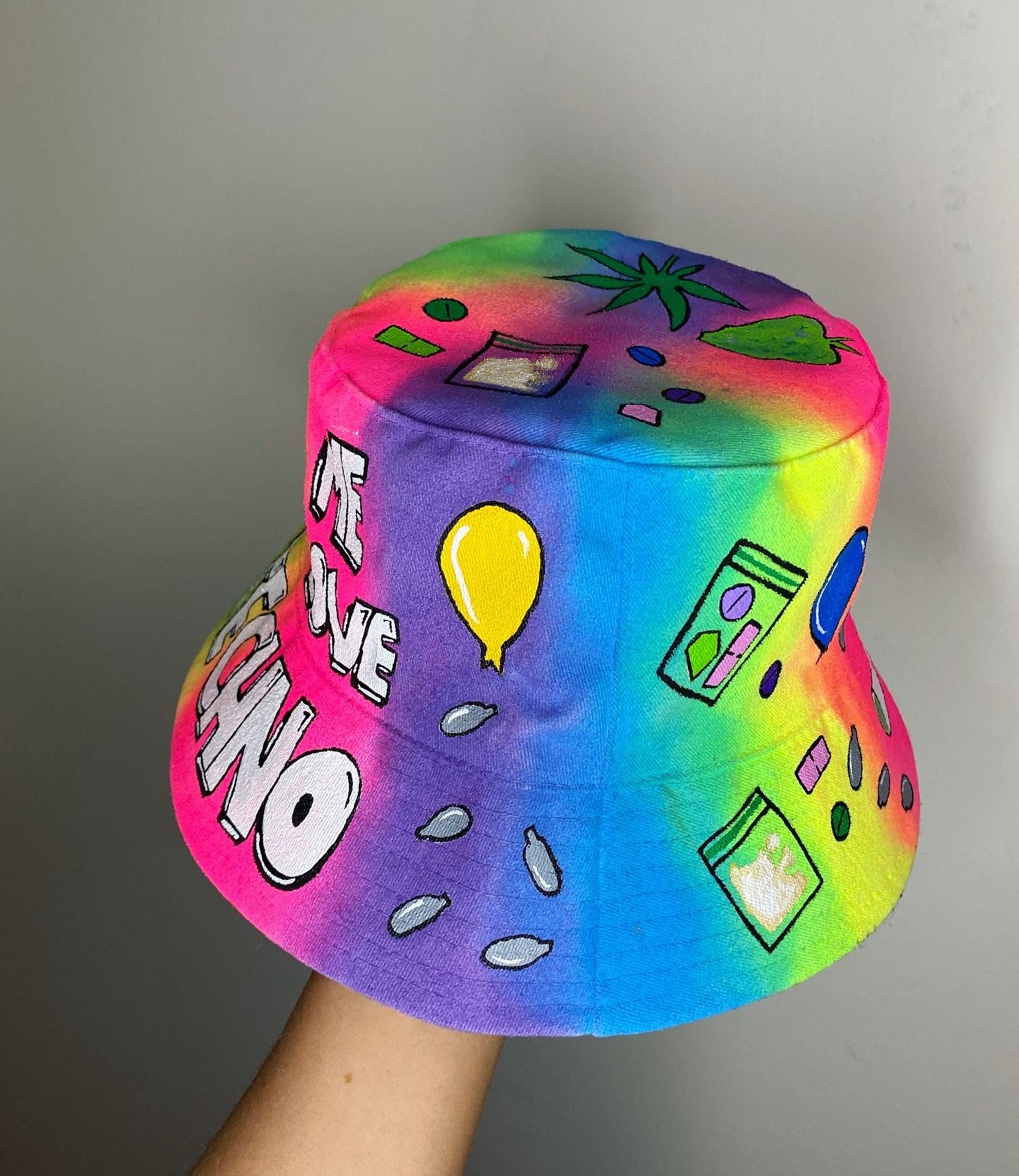 ‘zTELL ME YOU LOVE TECHNO’ bucket hat