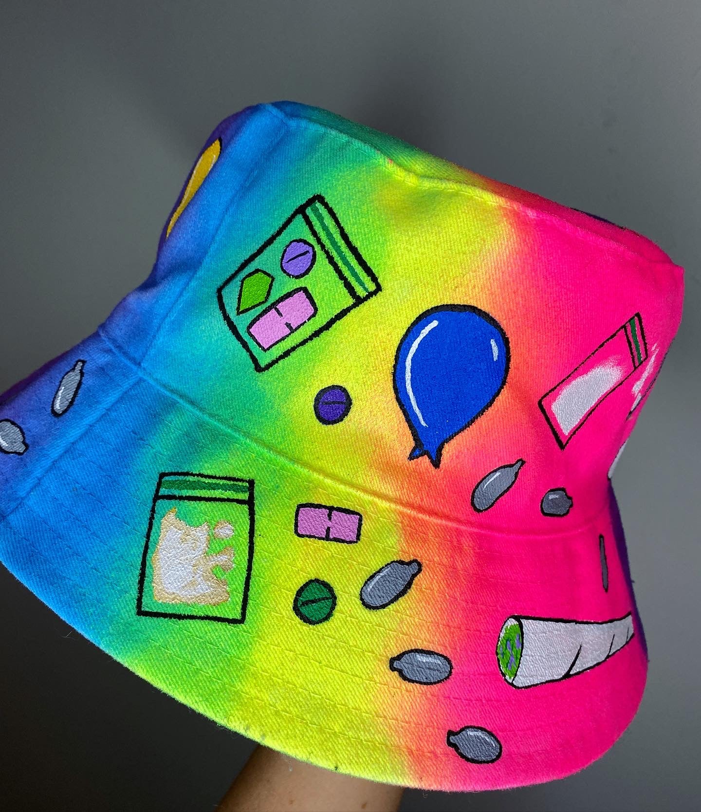 ‘zTELL ME YOU LOVE TECHNO’ bucket hat