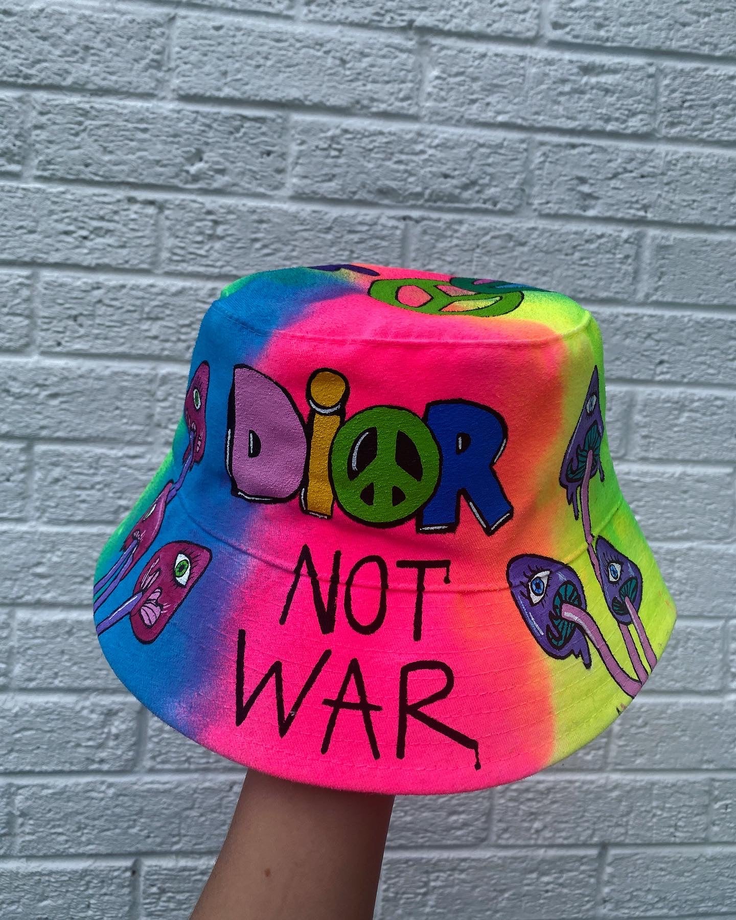 ‘zSTAY TRIPPY’ bucket hat
