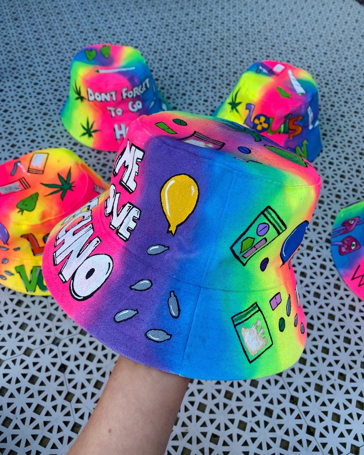 ‘zTELL ME YOU LOVE TECHNO’ bucket hat