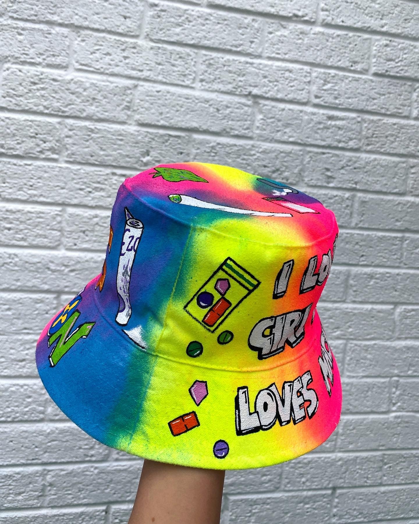 ‘zLOUISXC0KEWH*RE’ bucket hat