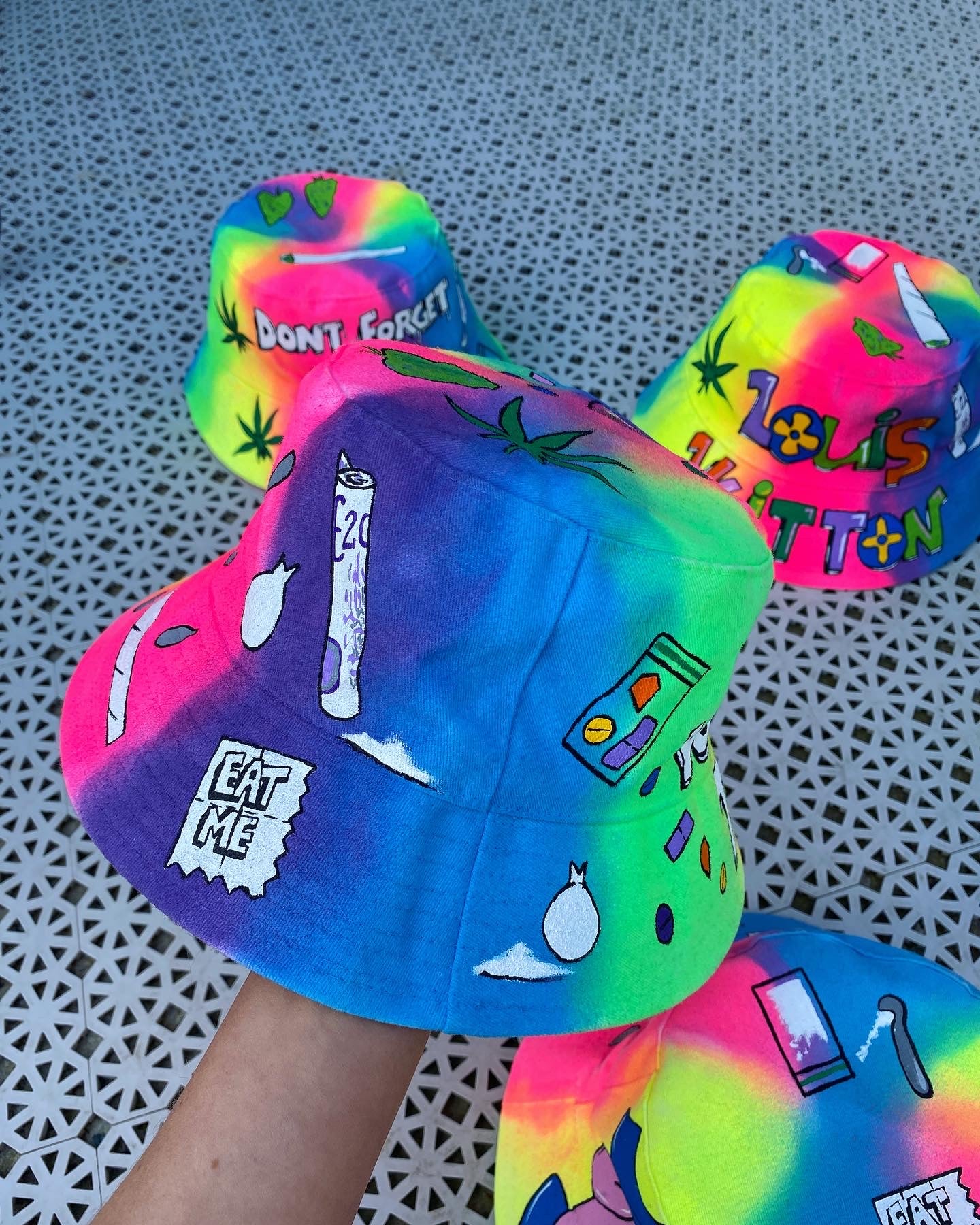 ‘zTELL ME YOU LOVE TECHNO’ bucket hat