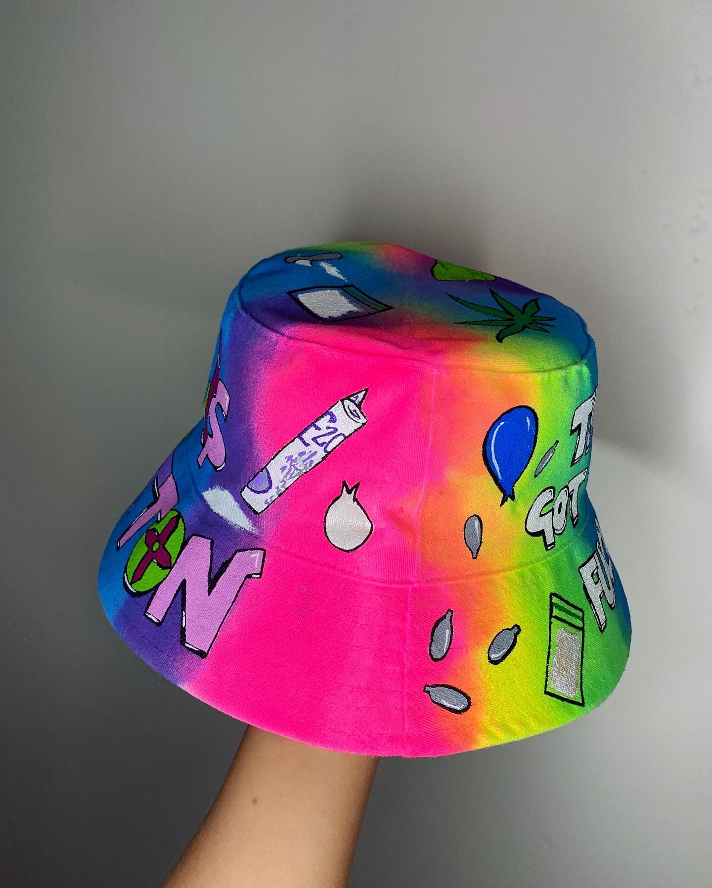 ‘zMD*MA GOT ME FEELING’ bucket hat