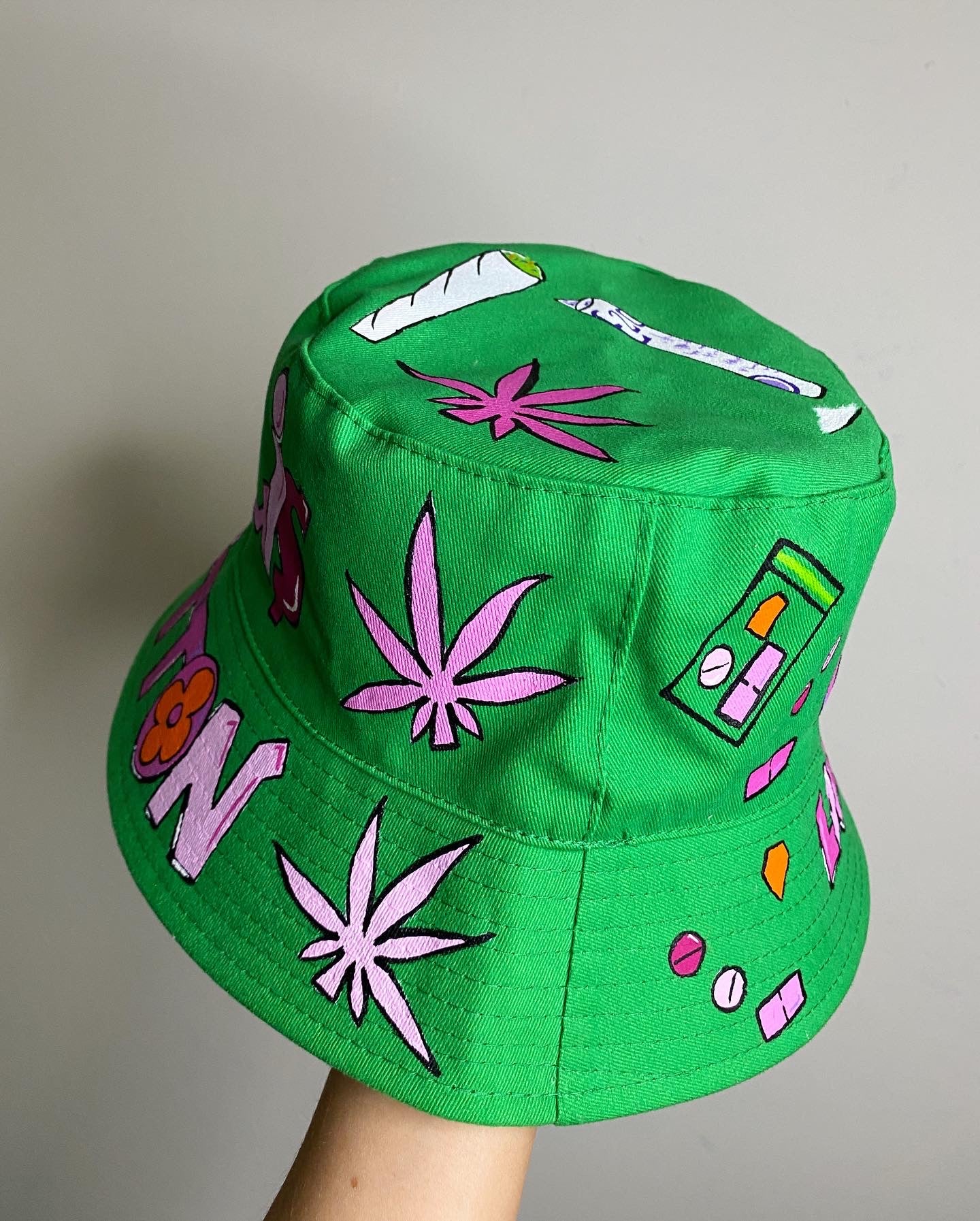 ‘zSHE LOVES MAGIC MORE’ bucket hat