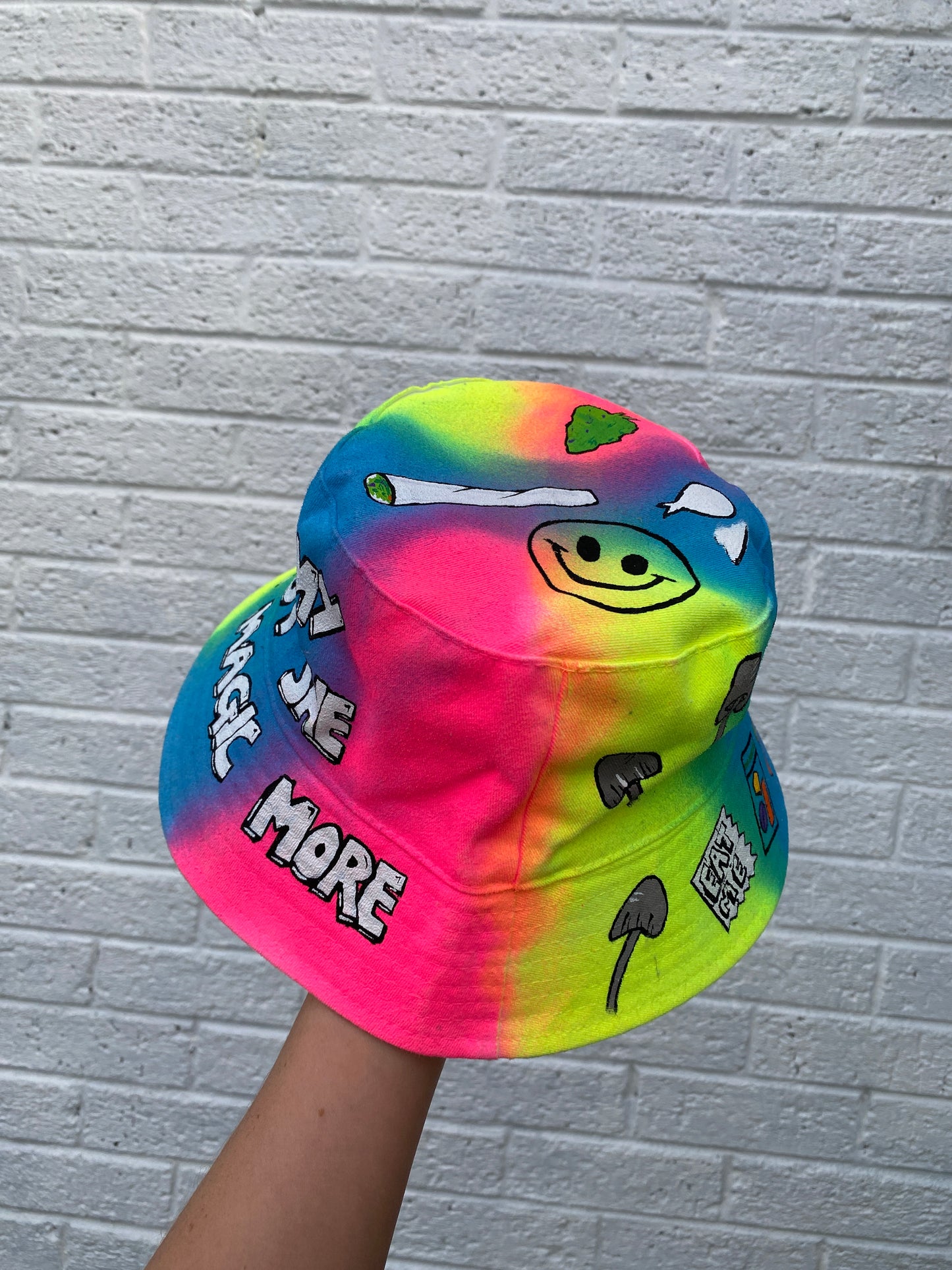 ‘zSHE LOVES MAGIC MORE’ bucket hat